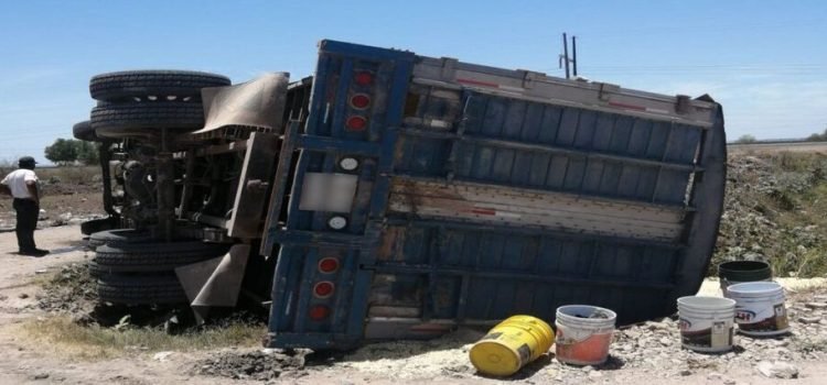 Vuelca camión de carga con maíz en Juan José Ríos