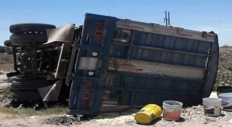 Vuelca camión de carga con maíz en Juan José Ríos