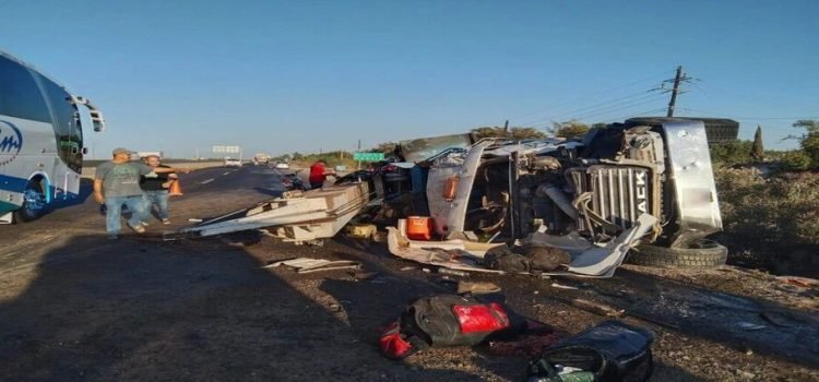 Accidente entre un tráiler y una camioneta en la carretera México 15