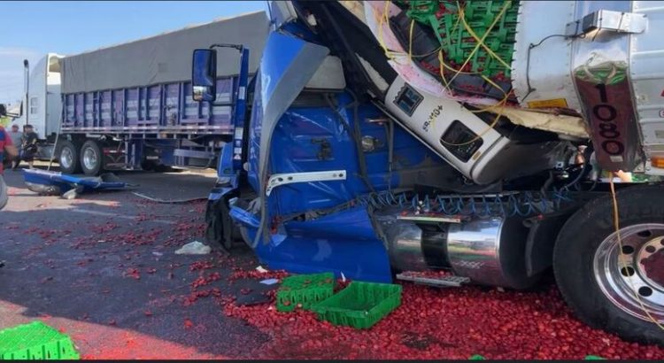 Tráileres de fresa y fertilizante se impactaron en la México 15