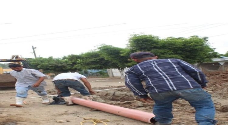 Jumapag atiende problema de aguas negras en Leyva Lozano