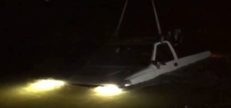 En la carretera México 15 en Guasave una camioneta cayó a un canal