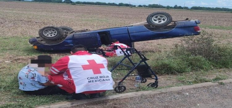 Madre y su hija sufren volcadura Madre y su hija sufren volcadura