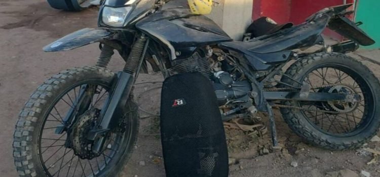 Conductor impacta a dos motociclistas en Juan José Ríos