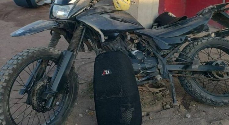 Conductor impacta a dos motociclistas en Juan José Ríos