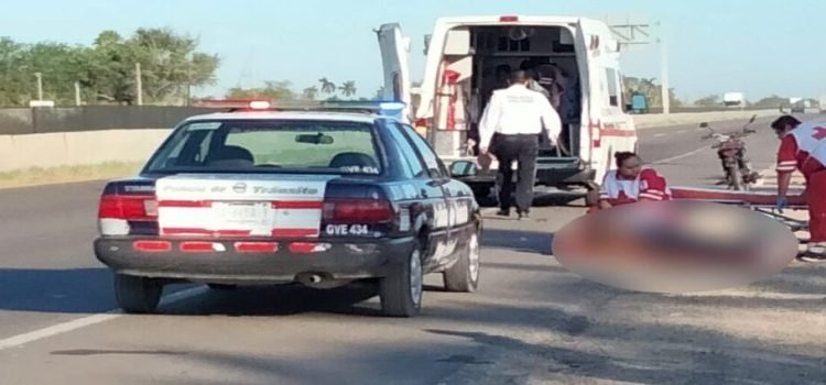 Motociclista atropella a mujer en la carretera México 15 en Guasave