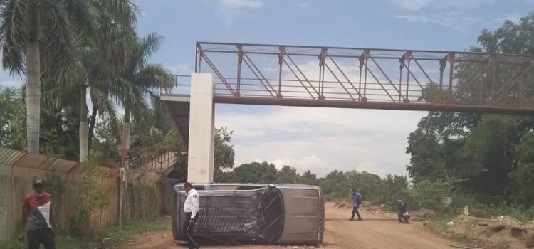 Camioneta Cherokee termina volcada a espaldas de la UAdeO Camioneta Cherokee termina volcada a espaldas de la UAdeO