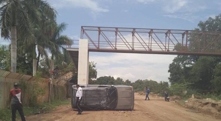 Camioneta Cherokee termina volcada a espaldas de la UAdeO