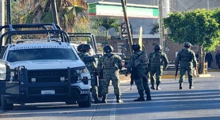 Grupos armados se enfrentan y queman un camión en Rosario, Sinaloa