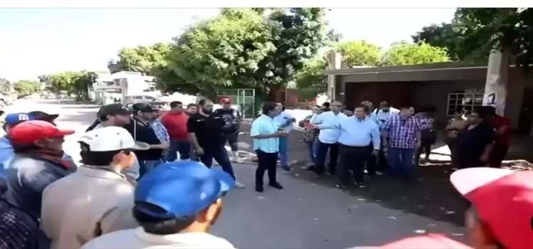 Regresan familias a sus hogares, tras ceder la inundación Regresan familias a sus hogares, tras ceder la inundación