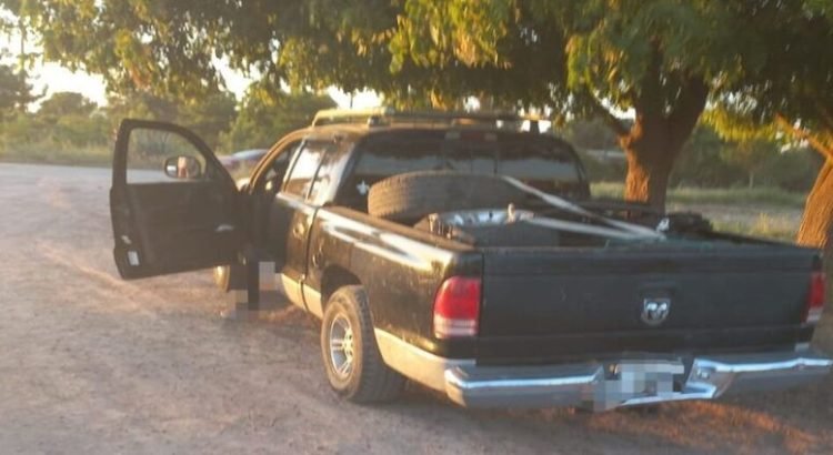 Localizan a hombre sin vida en camioneta