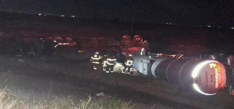 Pipa de gasolina se voltea en la carretera México 15