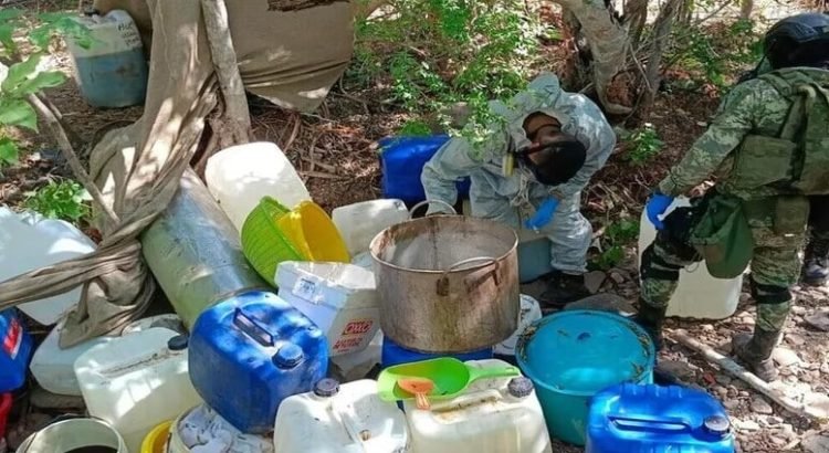 Elementos del Ejército aseguran laboratorio clandestino en Navolato