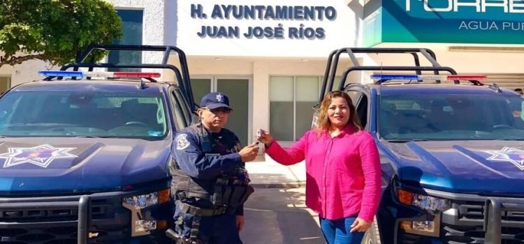 Gobierno de Juan José Ríos recibe dos patrullas del gobierno del estado