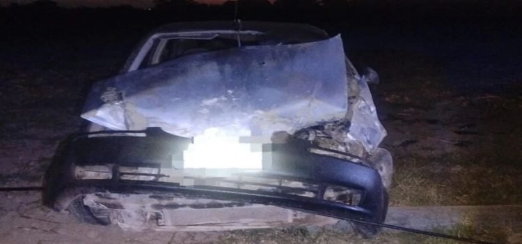 Joven sale ilesa tras impactar con poste