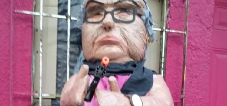 Crea polémica el lanzamiento de piñata de la “abuelita sicaria”