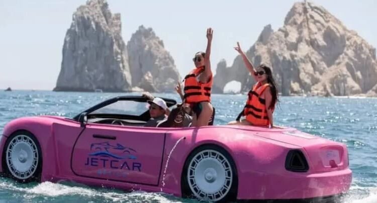 Convertible rosa surca las aguas de El Médano
