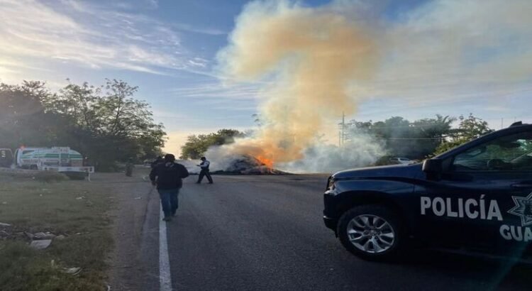 se incendia remolque cargado con 150 pacas en la calle 100 de Guasave