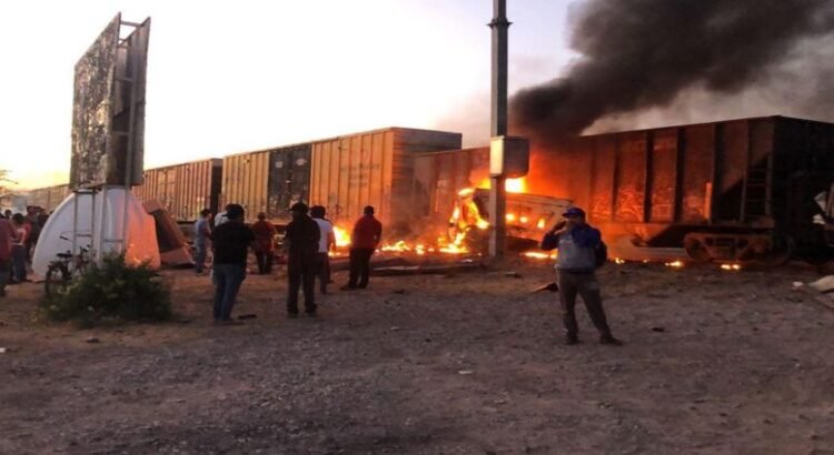 Tren embiste a tráiler y provoca explosiones