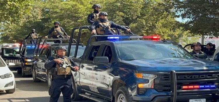 Detienen a tres hombres con armas largas y decomisan una camioneta