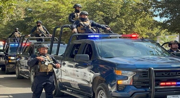 Detienen a tres hombres con armas largas y decomisan una camioneta