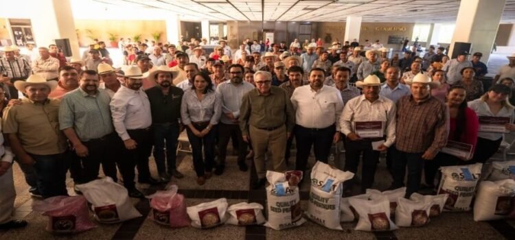 Ganaderos y agricultores de Sinaloa reciben 35 mdp en apoyos Ganaderos y agricultores de Sinaloa reciben 35 mdp en apoyos