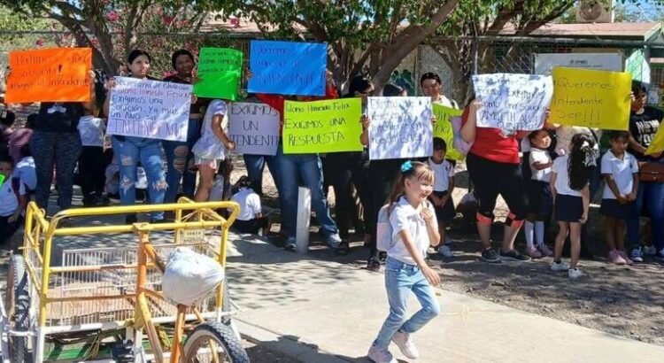 Padres de familia toman el kinder José María Iglesias