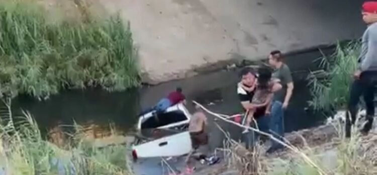 Hombre salva a dos niños de un dren