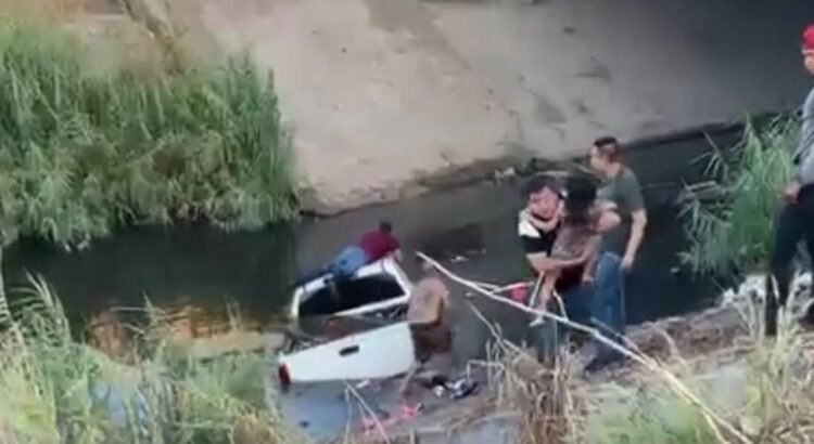 Hombre salva a dos niños de un dren