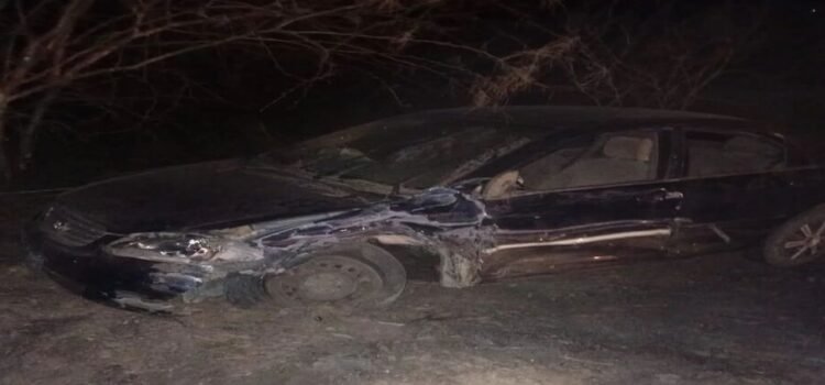 Accidente entre sedán y camioneta Accidente entre sedán y camioneta