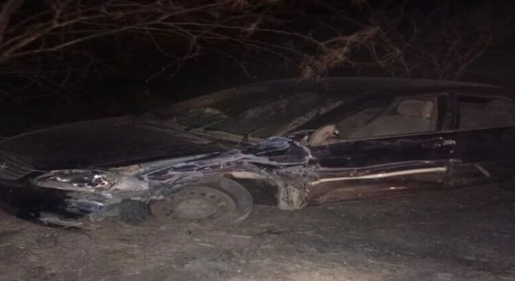Accidente entre sedán y camioneta