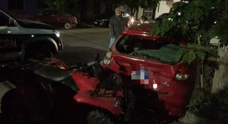 Choca cuatrimoto contra vehículo estacionado