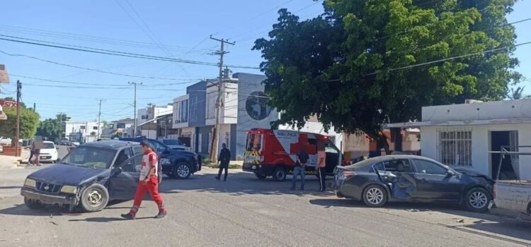 Accidente vial entre una camioneta y sedán en la colonia Ángel Flores