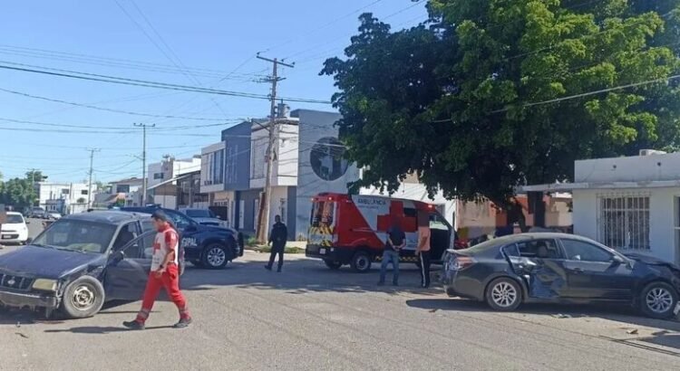 Accidente vial entre una camioneta y sedán en la colonia Ángel Flores