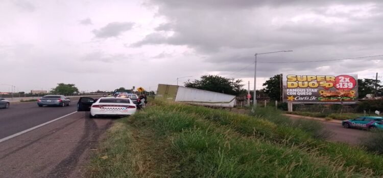 Tráiler sufre salida en la carretera Internacional México 15