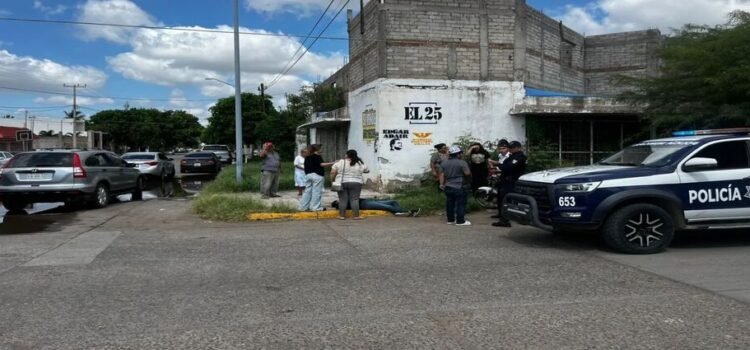 Accidente entre motocicleta y camioneta en la colonia Ángel Flores