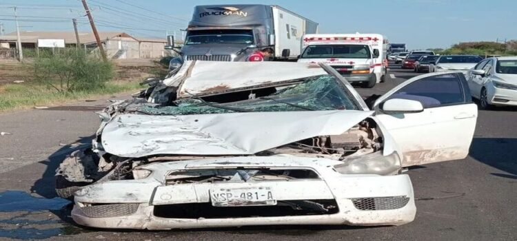 Accidente en Juan José Ríos deja daños y una mujer lesionada