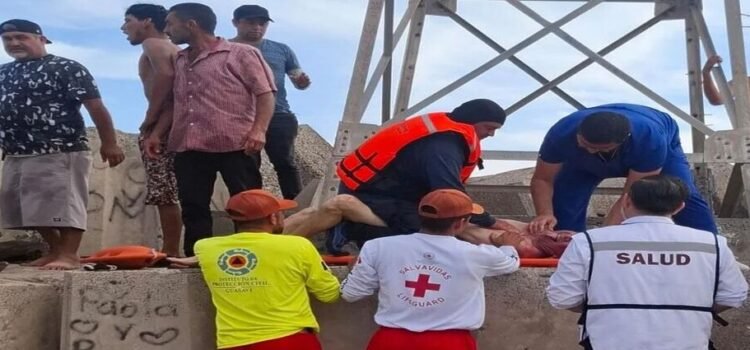 Rescatan a turista en Playa Las Glorias
