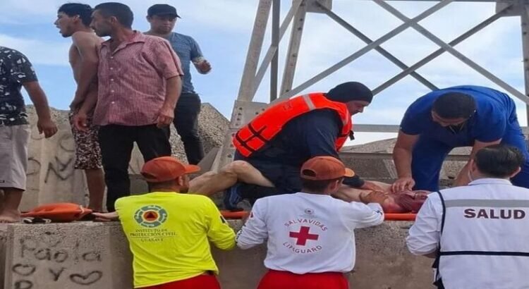 Rescatan a turista en Playa Las Glorias