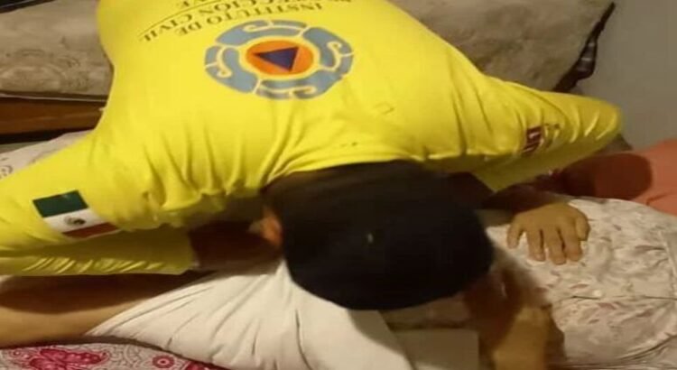 Adulta mayor resulta termina lesionada al caer del techo de su casa