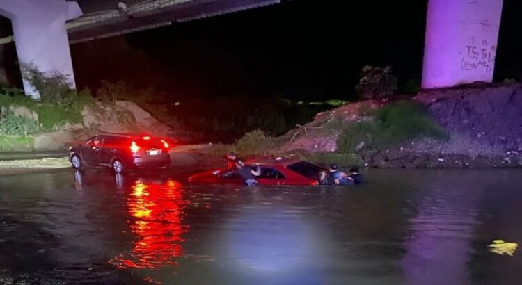Encuentran automóvil abandonado al interior del Rio Sinaloa en Guasave