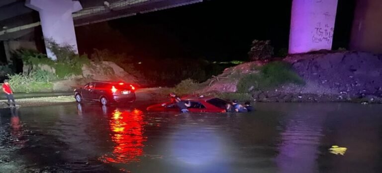 Encuentran automóvil abandonado al interior del Rio Sinaloa en Guasave