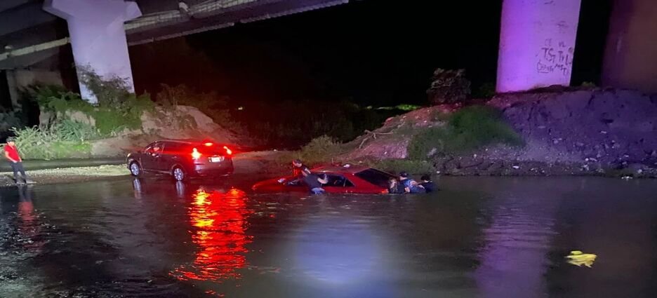 Encuentran automóvil abandonado al interior del Rio Sinaloa en Guasave