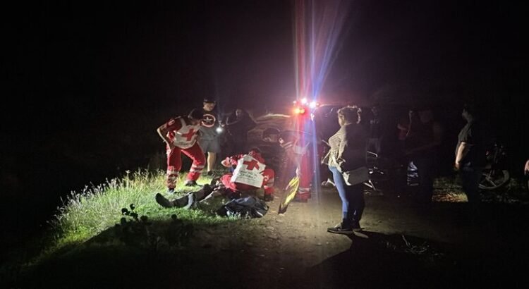 Motociclistas lesionados tras impactar con una vaca
