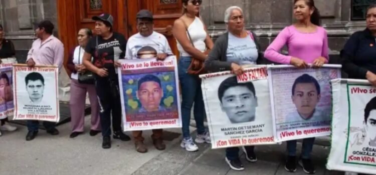 Lamentan padres de los 43 la falta de avances en investigación del caso Ayotzinapa