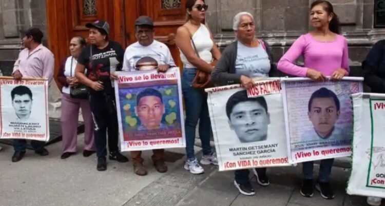 Lamentan padres de los 43 la falta de avances en investigación del caso Ayotzinapa