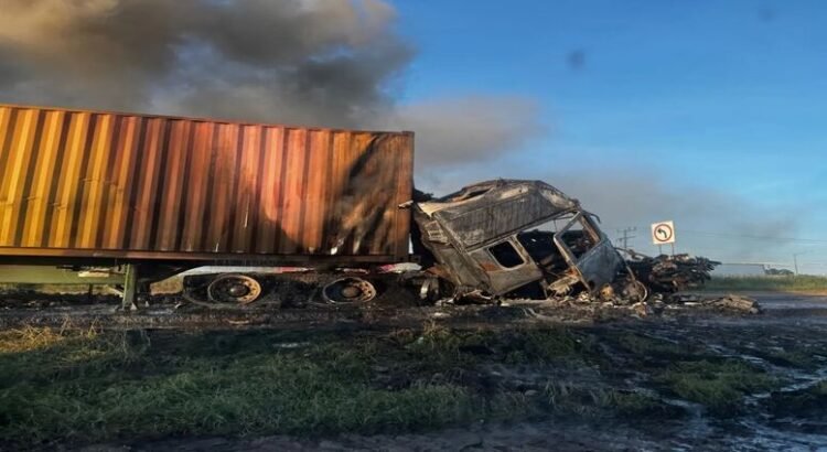Trailero muere al interior de su vehículo siniestrado
