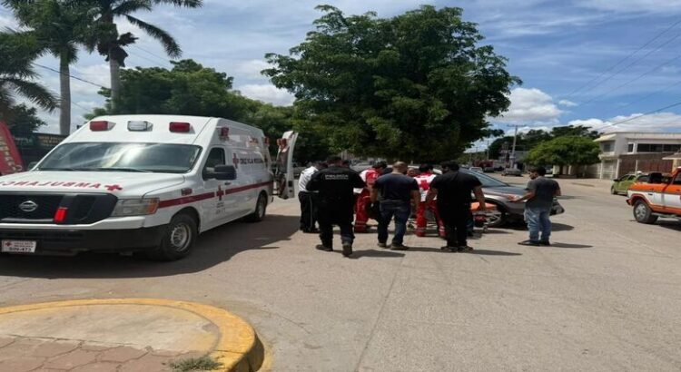 Motociclista termina lesionado tras ser impactado por una camioneta