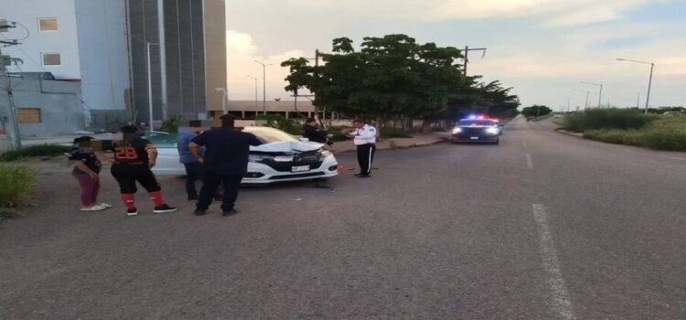 Camioneta provoca choque en la colonia STASE