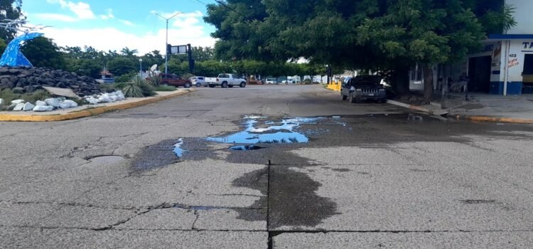 Drenaje colapsado genera molestias en Central de Guasave